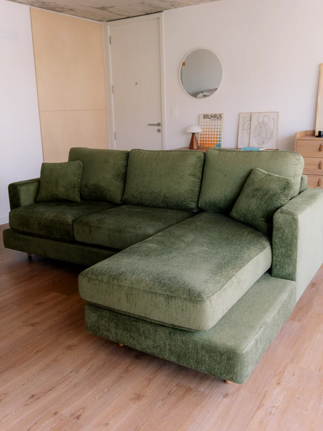 Sofa con Chaise Dublin 4 Cuerpos (240 cm) EASY CLEAN – Verde en Verde - Sillones y sofás, Uruguay | Berna home, vista 2