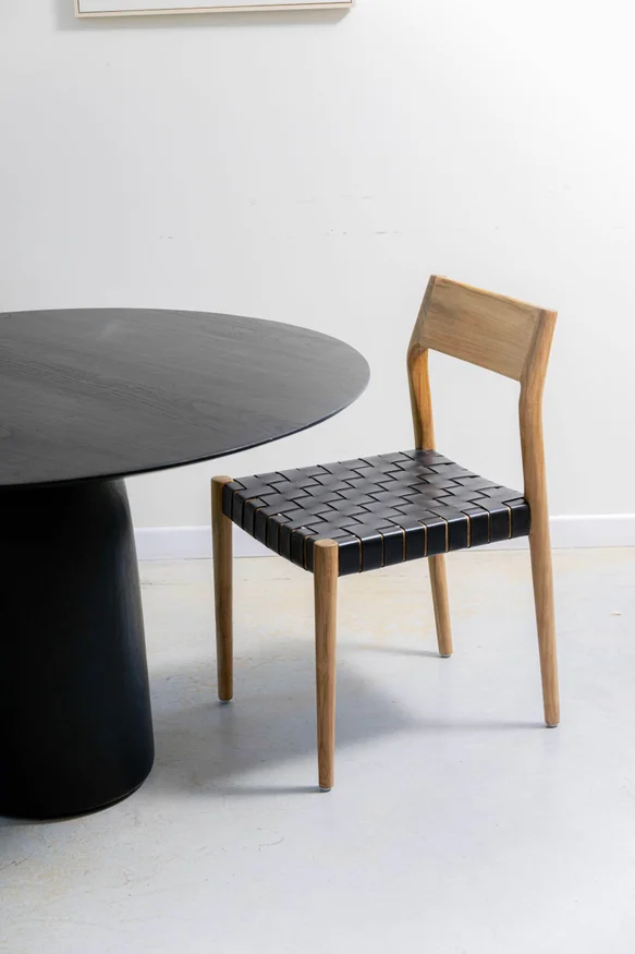 Silla en teca y cuero negro en Negro - Sillas, Uruguay | Entrecasa, vista 2