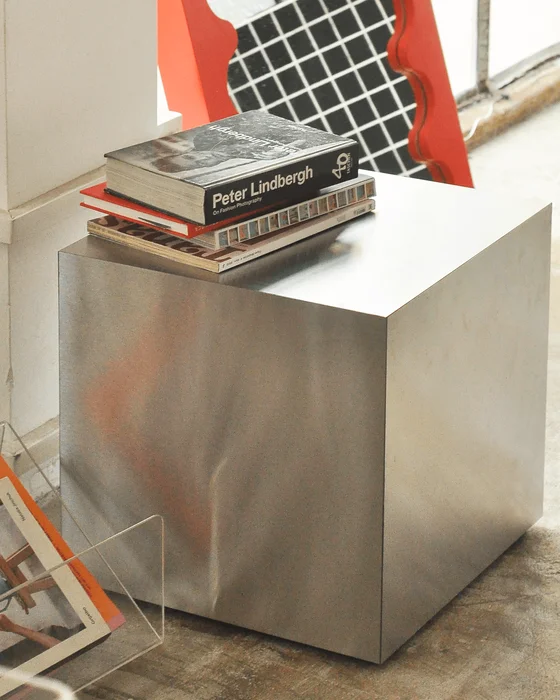 M10 — cubo inox en Acero pulido - Mesas de luz, Uruguay | Funlo Project