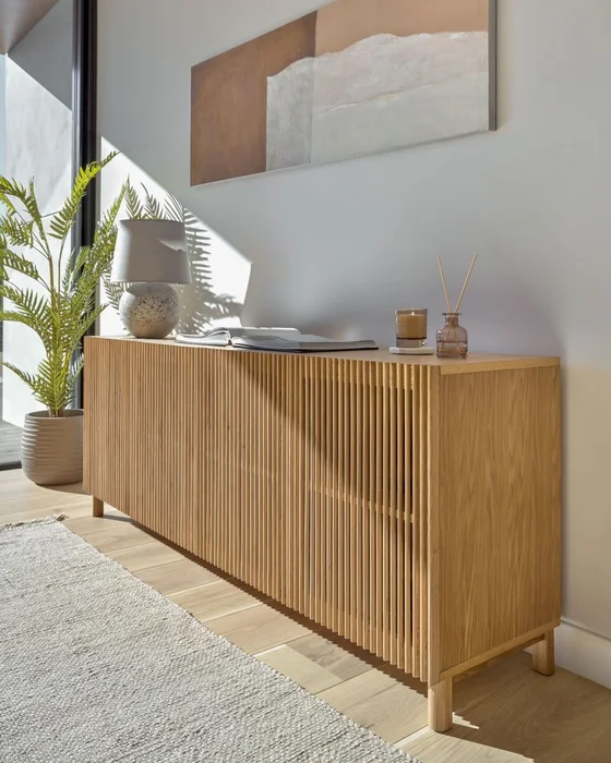 Aparador Beyla de madera maciza y chapa de roble 180 x 71,5 cm FSC 100 % en Madera natural - Aparadores y recibidores, Uruguay | Kavehome, vista 3