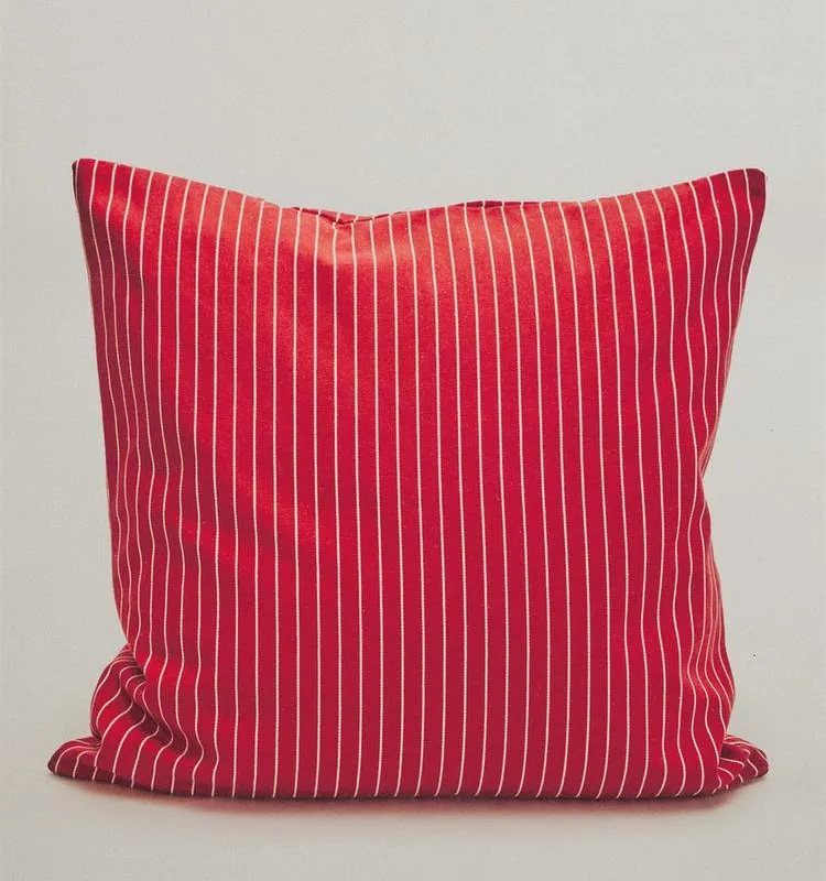 FUNDA COJÍN ALGODÓN RAYAS | KATHARINE POLE en Rojo - Textiles, Uruguay | Zara Home