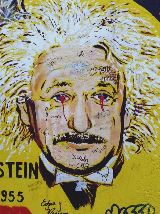 Albert Einstein en Amarillo - Láminas, Uruguay | Mara Estudio