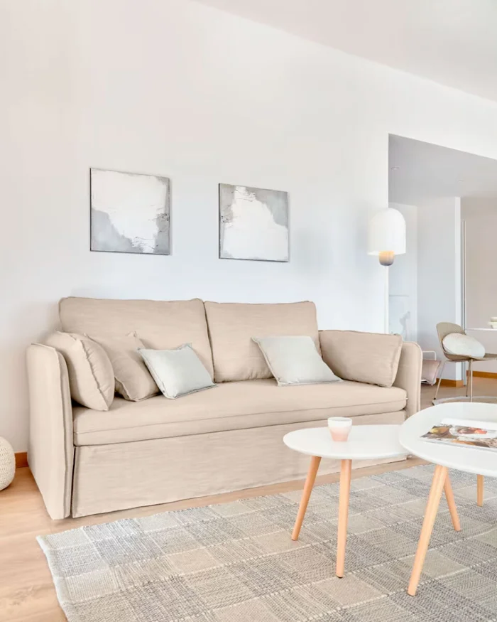 Sofá cama Tanit - beige y patas de madera maciza de haya con acabado natural 210 cm en Beige - Sillones y sofás, Uruguay | Kavehome, vista 2