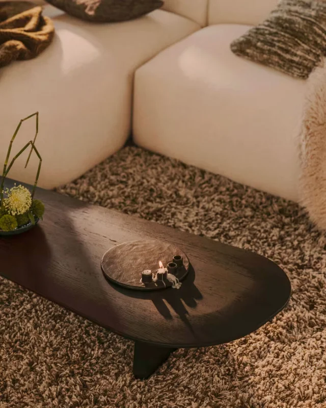 Mesa de centro Pirita de madera maciza de roble con - acabado negro, 146 x 56,5 cm FSC 100% en Marrón - Mesas de living, Uruguay | Kavehome, vista 3